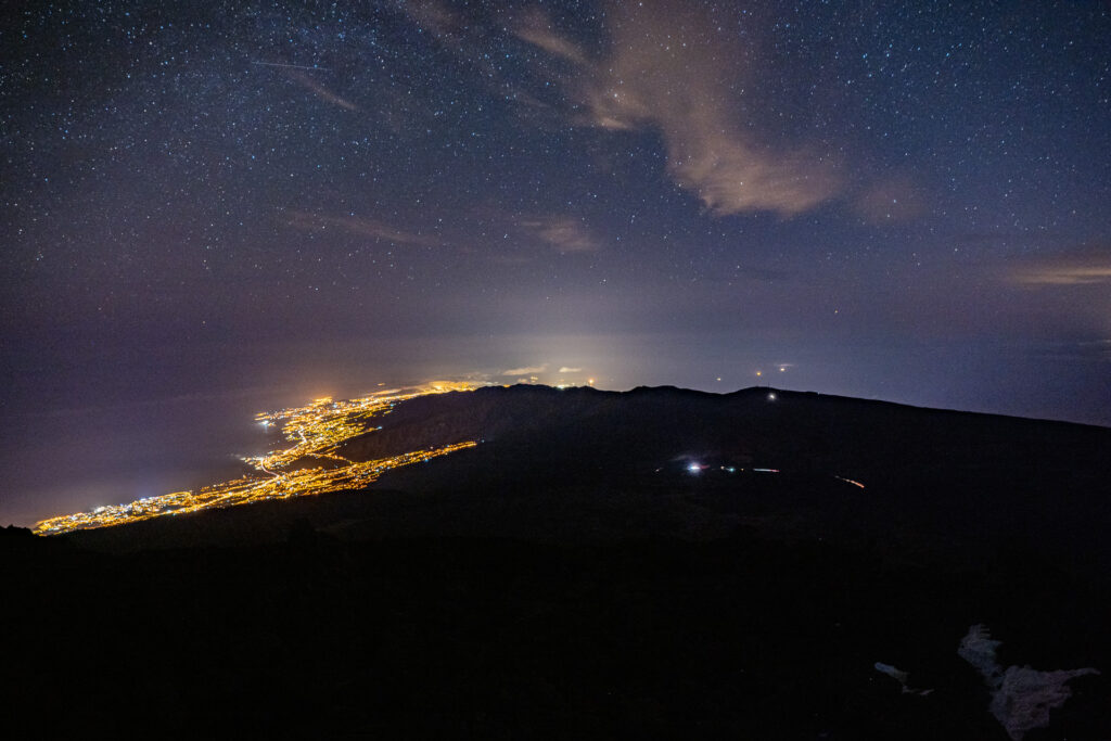 Vue sur l'ilde de Tenerife depuis la marche direction le sommet du Teide