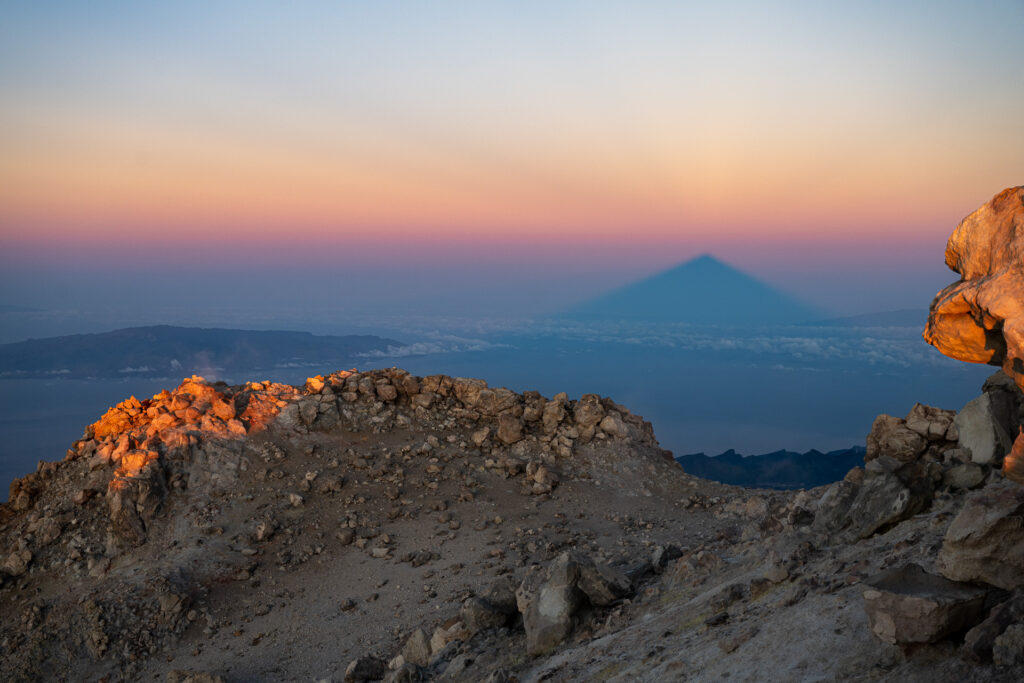 Sommet du Teide, des fumeroles sont encore présentes, l'ombre porté du volcan sur l'air humide